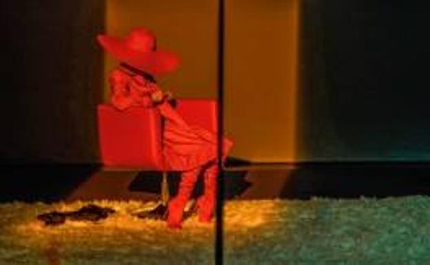 La compañía Matarile presenta 'El diablo en la playa' en Gazteszena