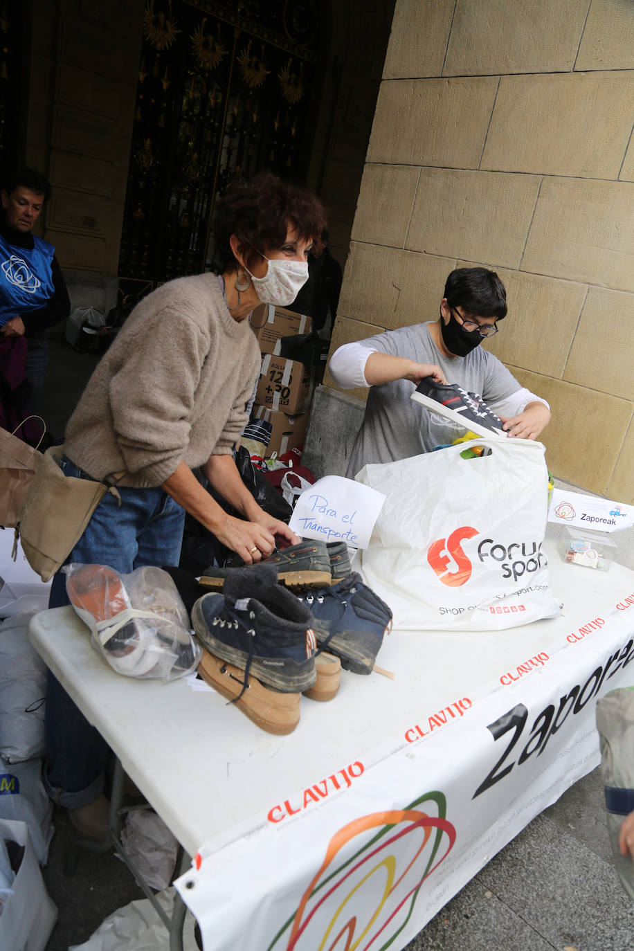 Miles de zapatos para los refugiados de Lesbos