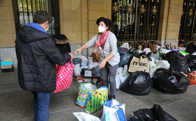 Avalancha de calzado para los refugiados de Lesbos