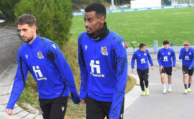 Alexander Isak, Mikel Merino e Igor Zubeldia trabajan al margen del grupo en Zubieta