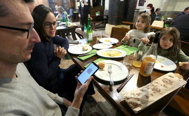 El miedo a una sexta ola lleva a Euskadi a pedir a los jueces permiso para exigir el pasaporte Covid