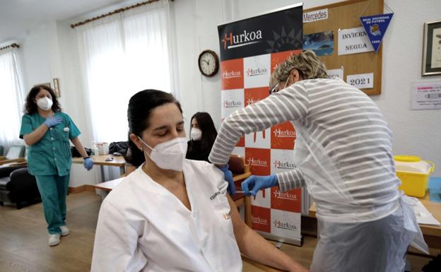 Sanidad ofrecerá la tercera dosis a mayores de 60 años y personal sanitario y de residencias