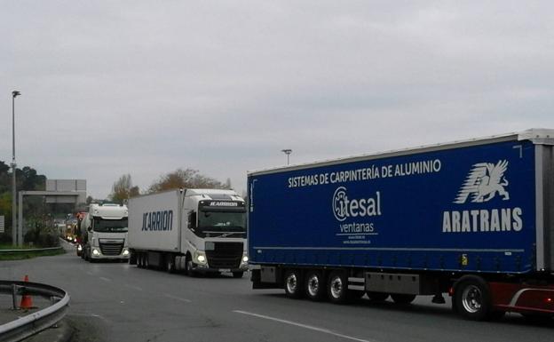 Una protesta de los chalecos amarillos al otro lado de la muga provoca importantes retenciones