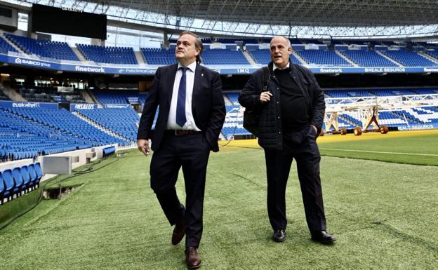 Javier Tebas y una delegación de LaLiga visita el nuevo Anoeta por tercera vez