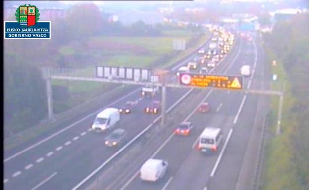 Aparatosos accidentes en la N-I en Andoain y AP-8 en Errenteria