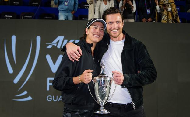 Garbiñe Muguruza presenta a su novio Arthur Borges tras ganar el torneo de maestras