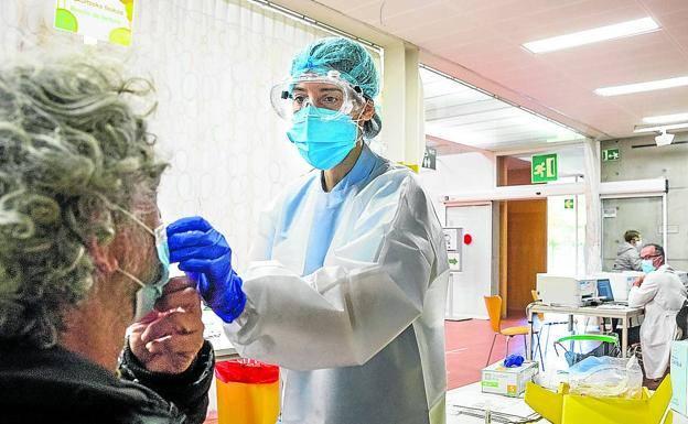 Osakidetza recupera las PCR previas a un ingreso para evitar brotes en los hospitales