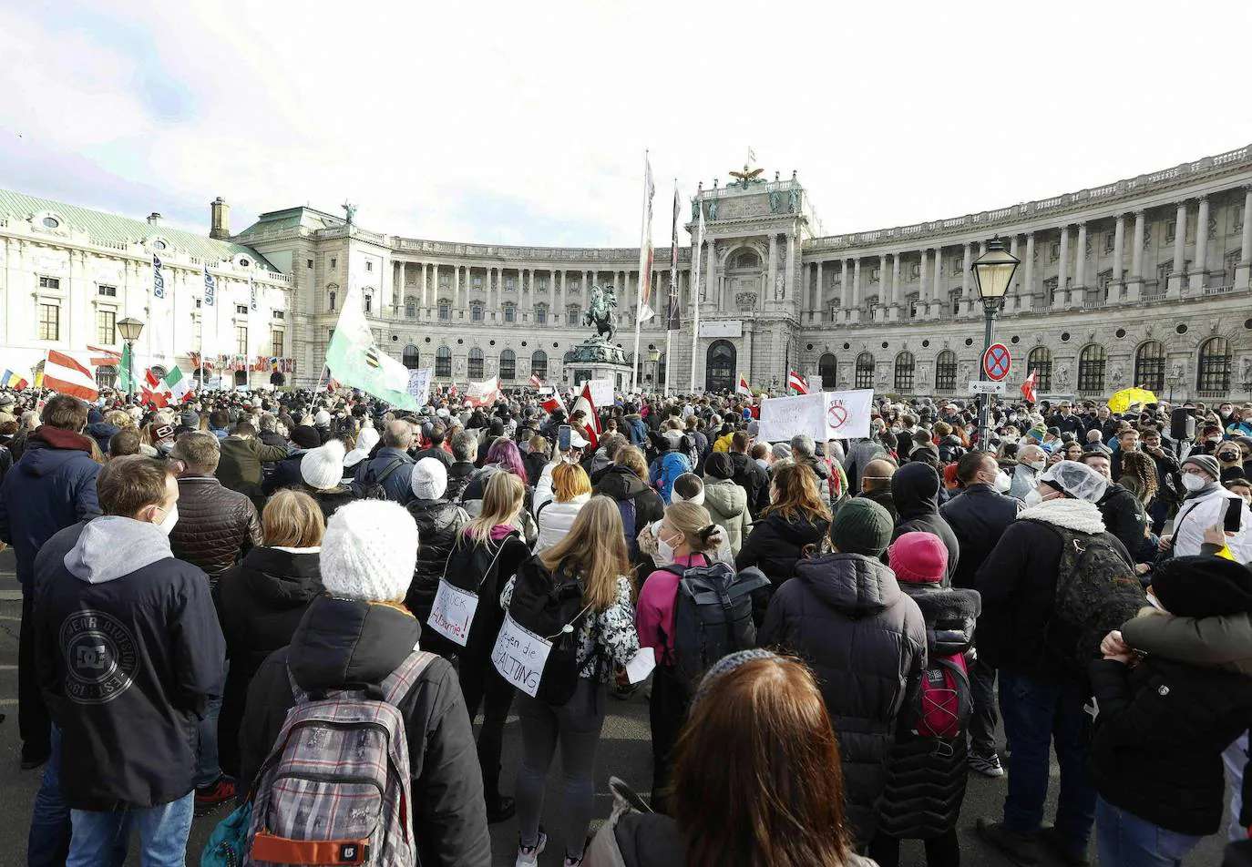 Miles de personas se manifestan en Austria contra el confinamiento ordenado por el Gobierno