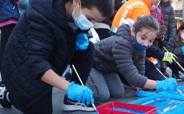 Pasos de cebra con pictogramas en apoyo a las personas con trastorno del espectro autista