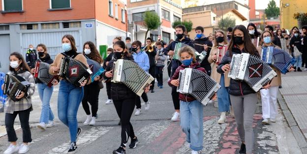 Música en las calles por Santa Cecilia