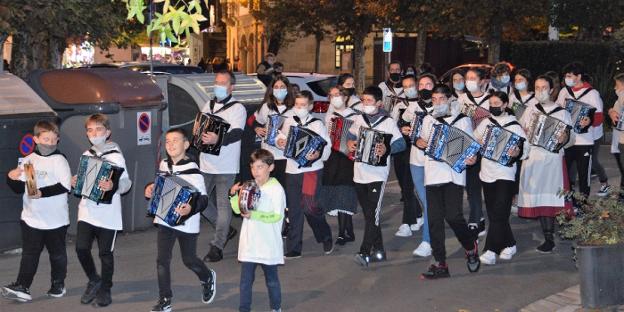 Musika eta dantzak izan ziren protagonistak atzo