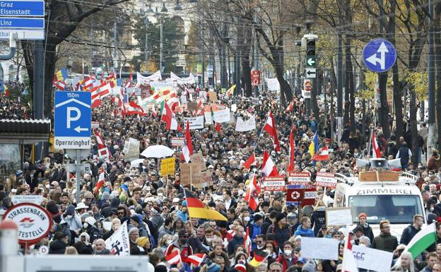 Miles de personas salen a la calle en Viena para protestar contra las nuevas medidas sanitarias