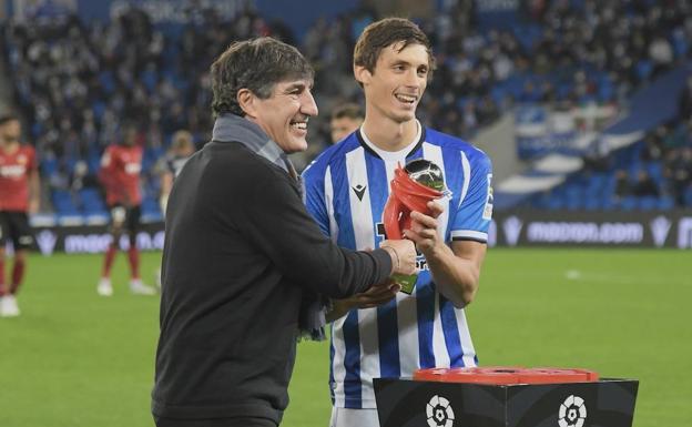 Agustín Gajate entrega a Le Normand el trofeo del mejor jugador de LaLiga del mes de octubre