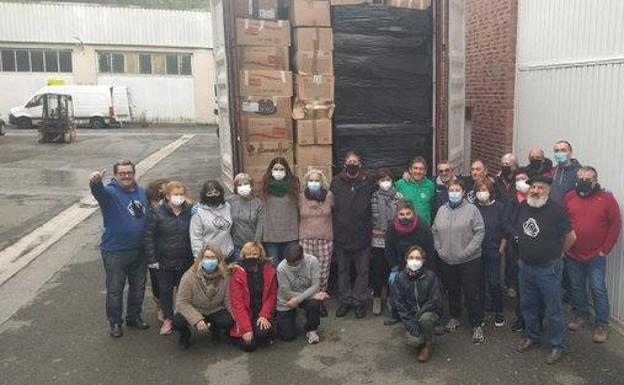 Zaporeak envía el primer contenedor de calzado para Lesbos