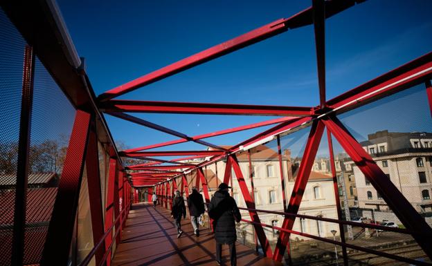 Donostia pide a ETS que cubra la pasarela sobre la estación