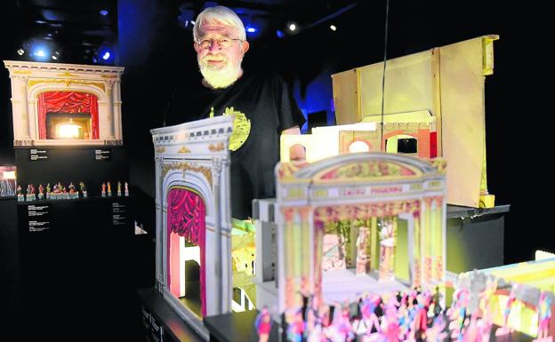 Creadores de teatro de papel y carátulas con títeres