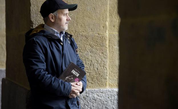 Lander Garroren 'Faith' eleberria, hamaika hitzetan azaldua