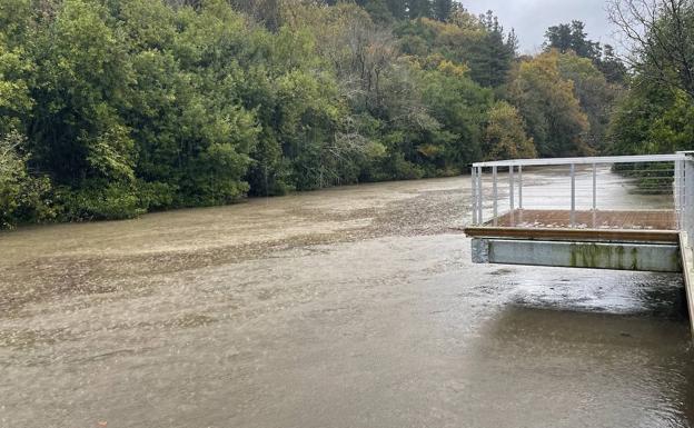 Ayuntamientos recomiendan ya a sus vecinos de barrios inundables que saquen sus coches de los garajes