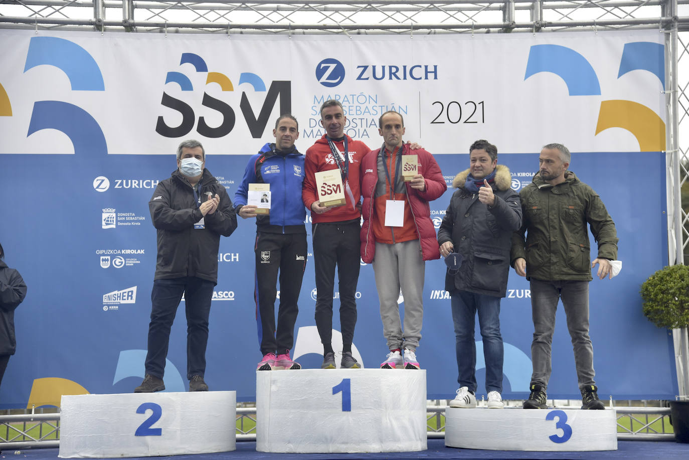 Los atletas desafían al temporal en el Zurich Maratón de San Sebastián