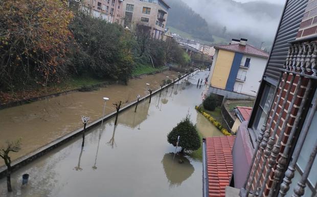 Los vecinos de Mendaro pasan la noche en vilo ante la crecida del Kilimón