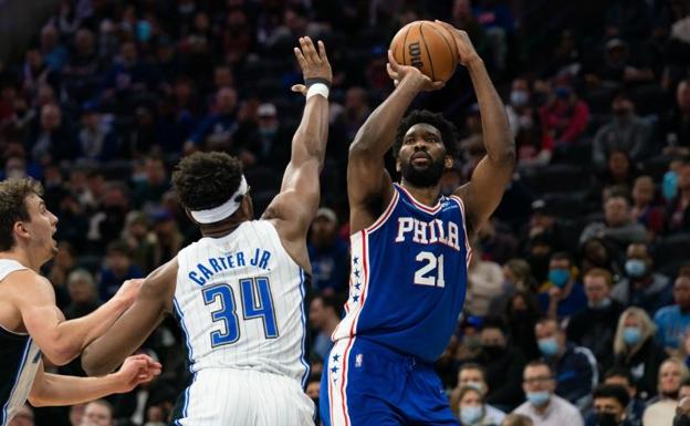 Los Sixers doblegan a los Magic en un gran partido de Curry