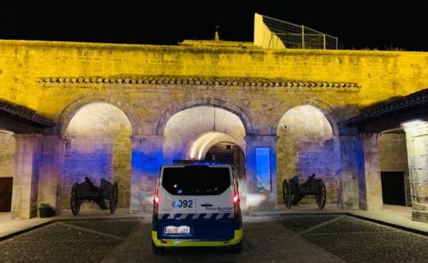 Se queda dormido en el baño de un bar en Pamplona y llama a la policía para que lo rescaten