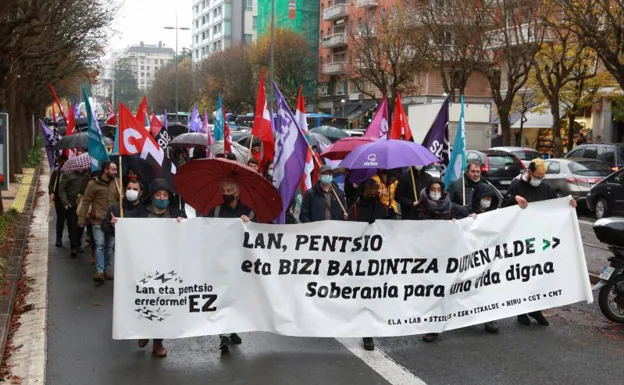 Los sindicatos nacionalistas piden en la calle revertir los recortes laborales y de pensiones