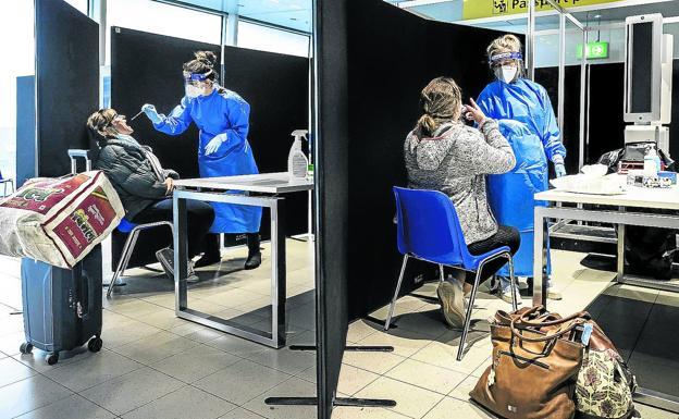 «El problema de Ómicron es la rapidez con la que afecta a los no vacunados»