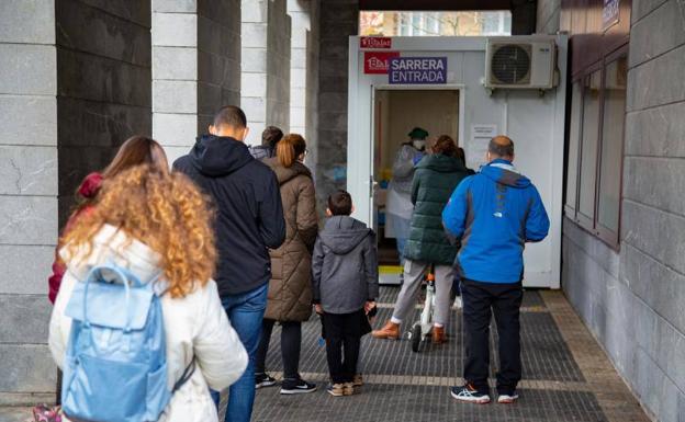 Osakidetza recuerda que solo hay que ir al ambulatorio a hacerse un test de saliva tras recibir el aviso del colegio