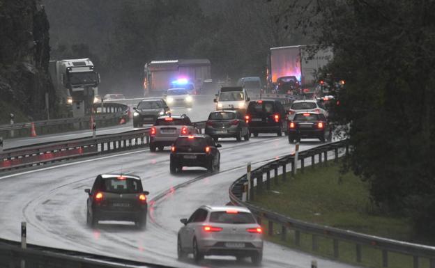 Un conductor herido al chocar con un camión en la AP-8 en Mendaro