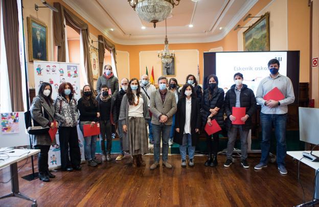 Kalean Bai berrindartzeari ekin diote Udalak eta hiriko elkarte eta klubek