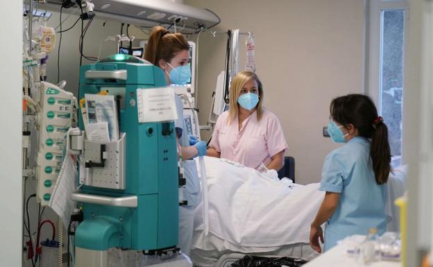 Los no vacunados y los inmunizados que han ido perdiendo protección copan las UCI