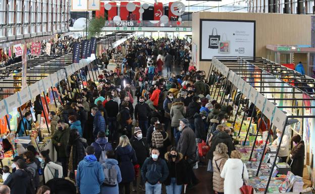 Aforo mugatuko Azoka, bisitarientzat saltzaileentzat baino atseginagoa