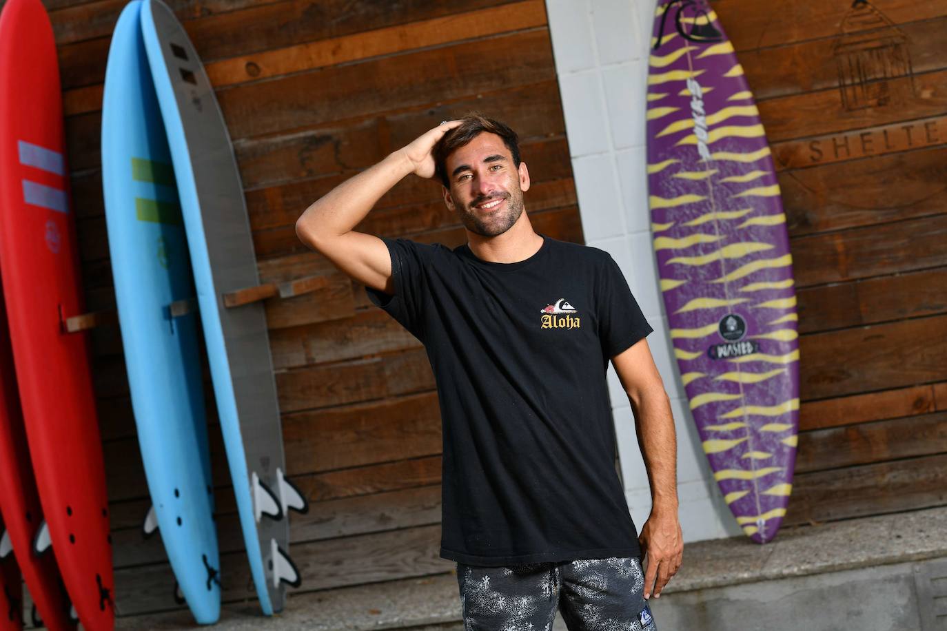 Aritz Aranburu ayuda a buscar la ola más grande