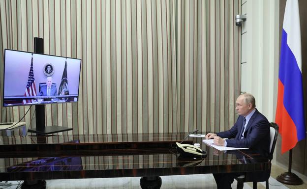 Russian President Vladimir Putin during the meeting he held yesterday by videoconference with his American counterpart, Joe Biden. 