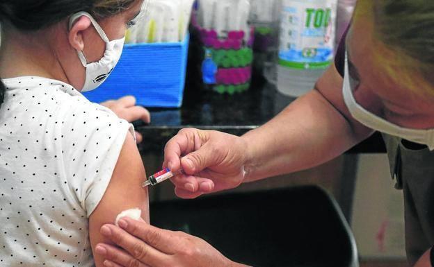 La vacuna pediátrica tiene más del 90% de eficacia con leves efectos secundarios