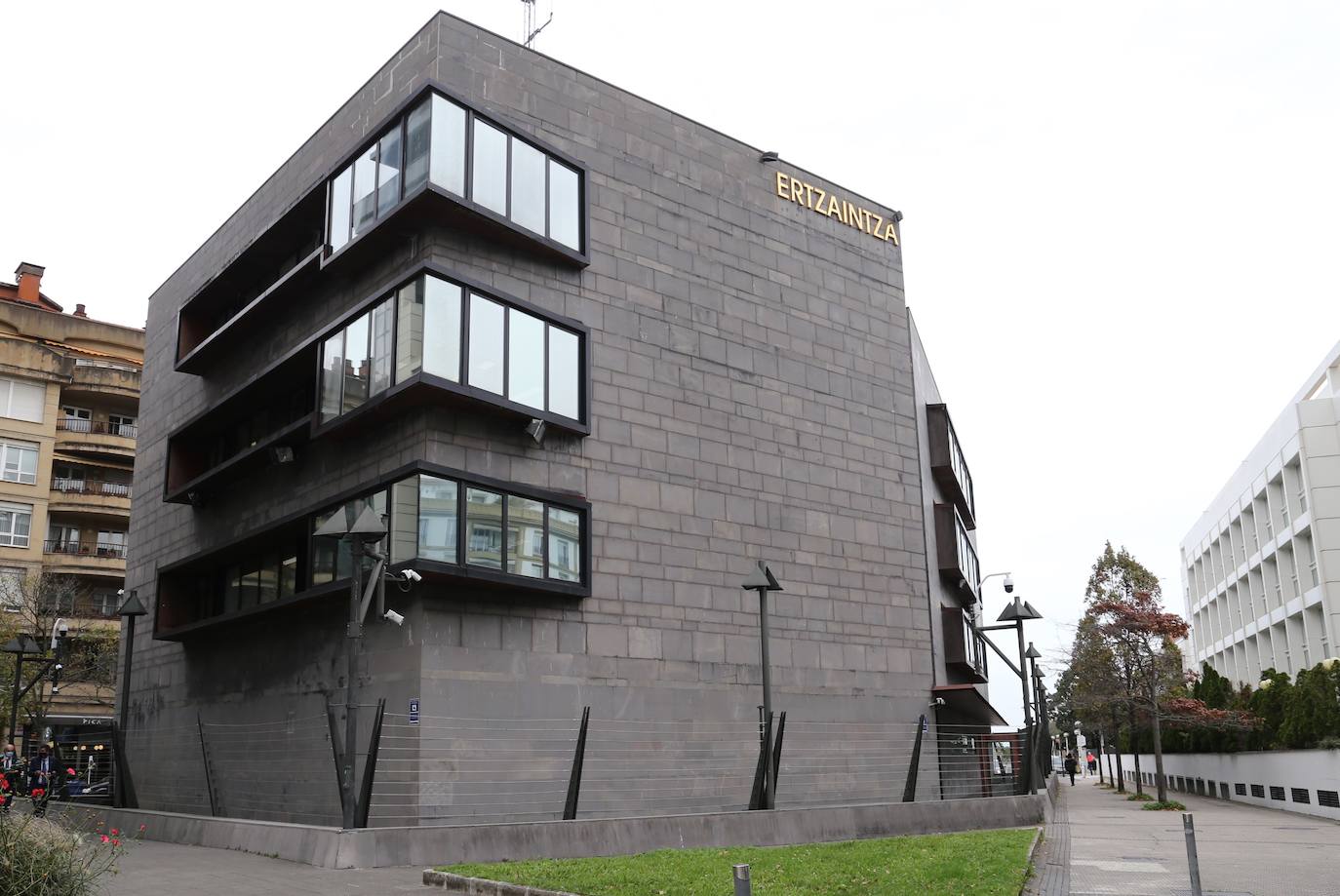 Soprenden 'in fraganti' a dos hombres cuando cometían un robo en Donostia