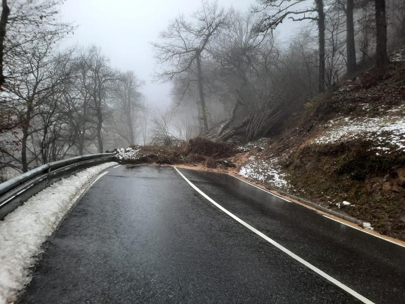 Nueva jornada de lluvia, desprendimientos, nieve y olas en Gipuzkoa