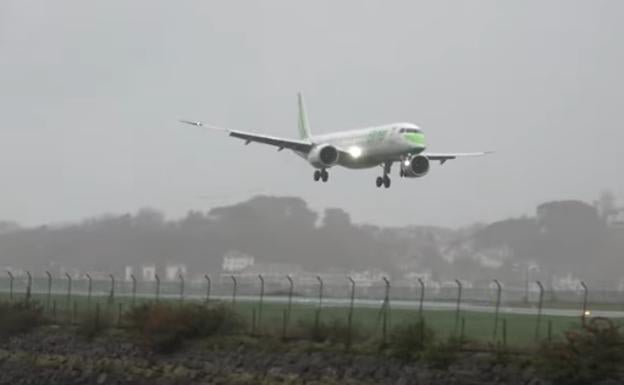 El frenazo del vuelo de Canarias para aterrizar en Hondarribia