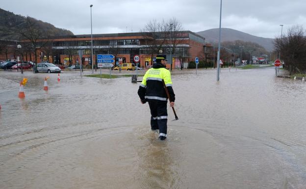 Behobia sufre la peor parte de la borrasca 'Barra' con varias viviendas inundadas