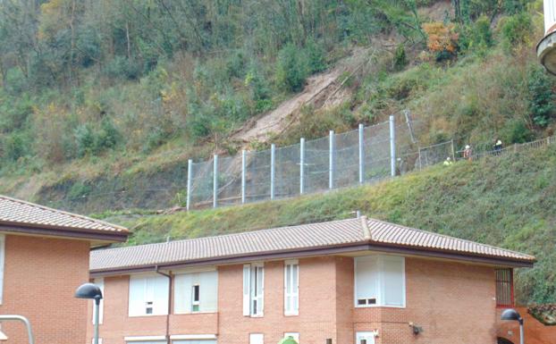 Desalojan cuatro bloques del barrio del Bolu por un despendimiento de tierra en la ladera que ya cayó en 2017