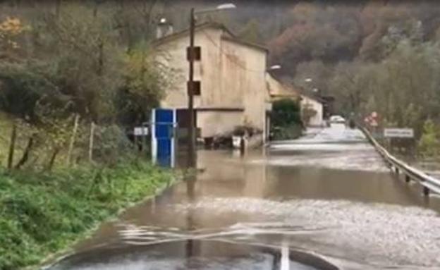 Caminos cortados y los campos de rugby y fútbol anegados