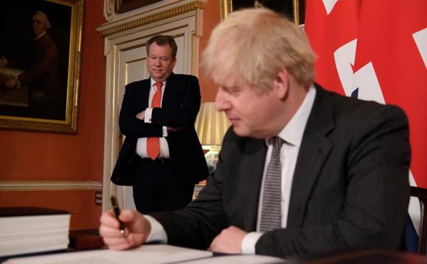 Boris Johnson is watched by David Frost, secretary for 'Brexit'.