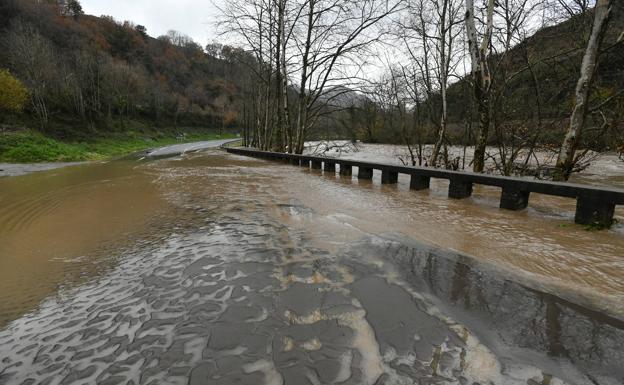 «Estamos aislados. Está todo el camino al Hospital de Mendaro inundado y anegado»