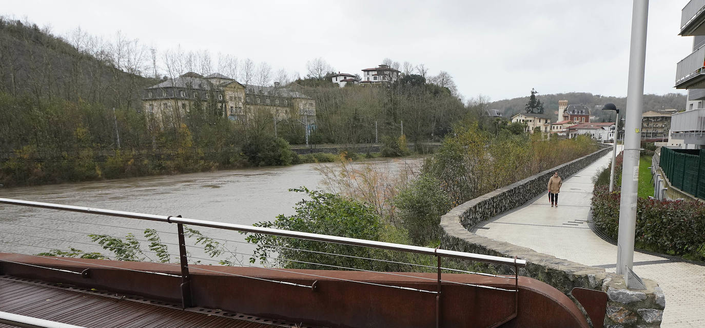 Inundaciones en los barrios de Txomin, Martutene y Okendotegi por el desbordamiento del Urumea