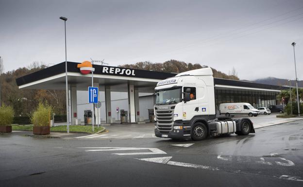Tres camiones averiados tras repostar con gasoil de un depósito contaminado con agua del Bidasoa