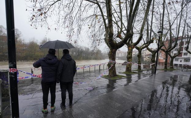 Gipuzkoa se recupera del caos, que se cobra una segunda vida en Navarra