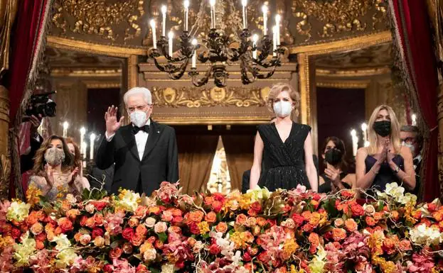 Sergio Mattarella, along with his daughter Laura, appreciates the huge ovation that the public at La Scala in Milan gave him last Tuesday night.