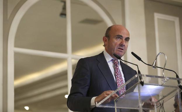 Luis de Guindos, confinado tras dar positivo en covid