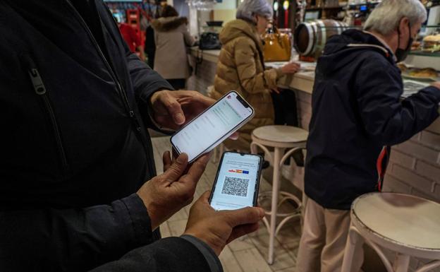 La ampliación del pase Covid estaría vigente mientras la tasa se sitúe por encima de 300